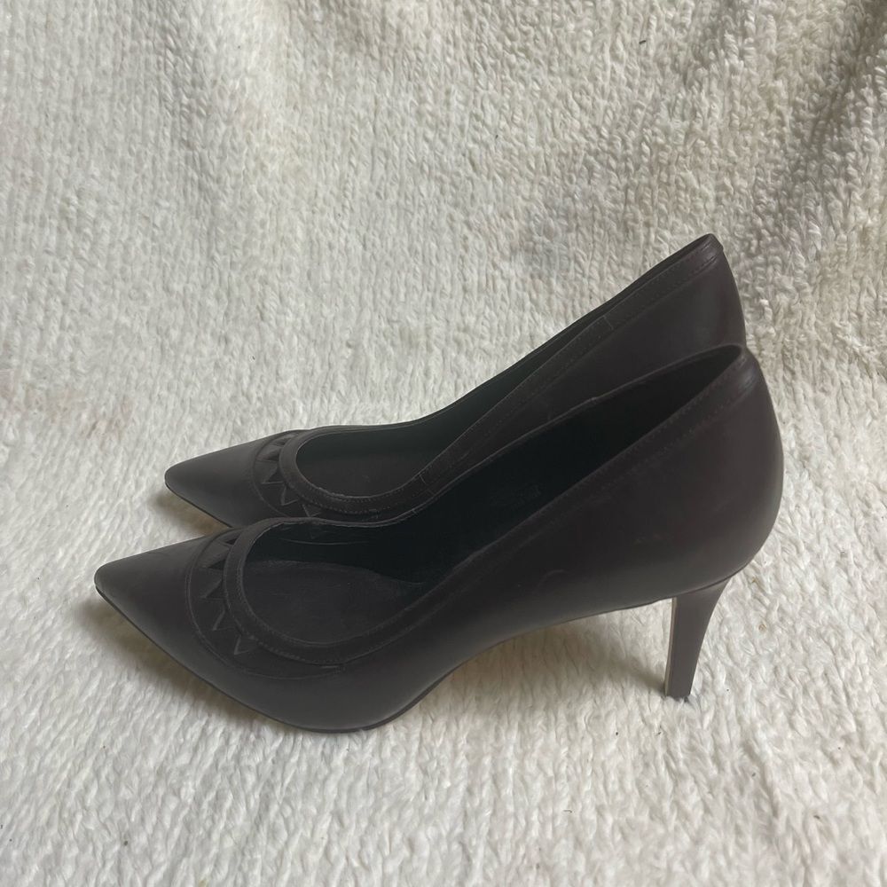 Nine West Classic leather Dark Brown slip on Heels with a cut out accent 12M
